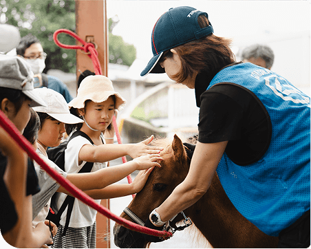 �n��ƂƂ��Ɉ�ށA�q�ǂ��̖����B<br>JRA���q���n�ꂪ�q�ǂ��H���x���Ɏ��g�ޗ��R