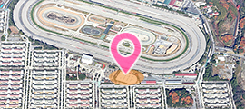 競走馬スイミングプールの位置を示す航空写真
